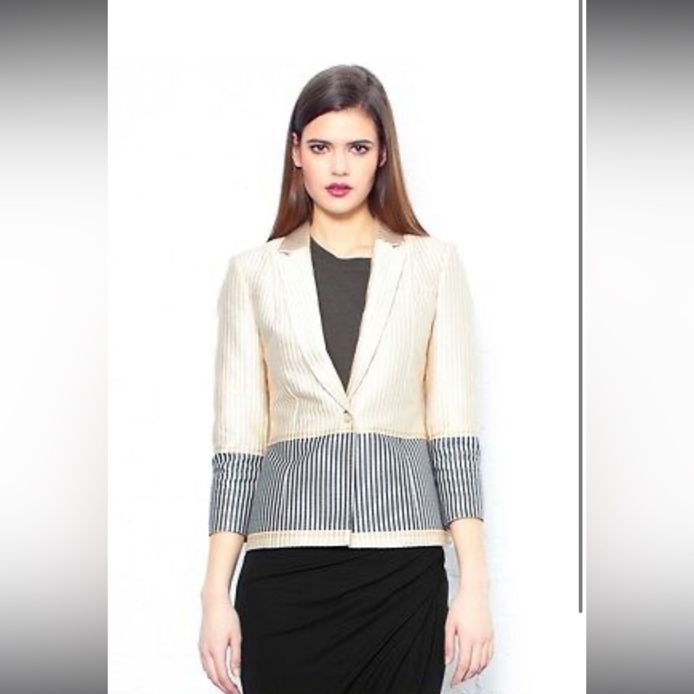 Elizabeth and James Textured Tan and Navy Blazer Size 6